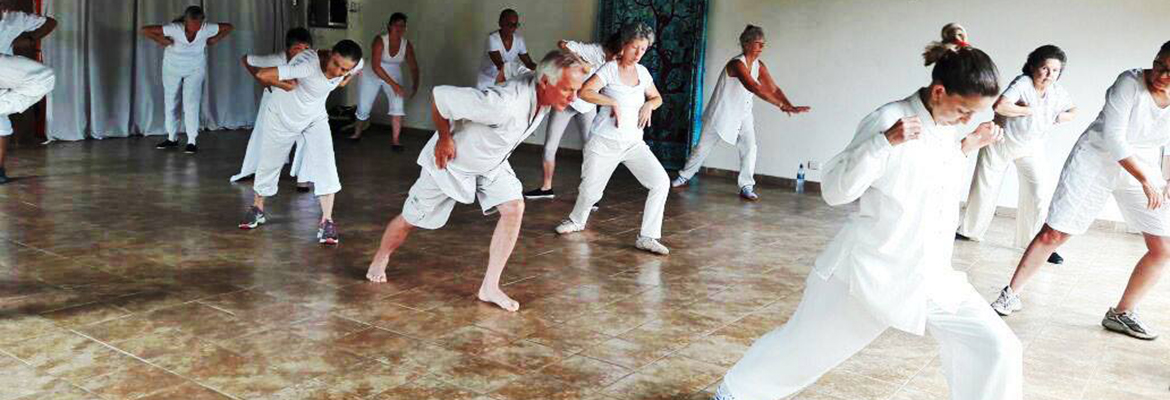 Alumnos de la Escuela en Atenas practicando Lohan Qigong Costa Rica