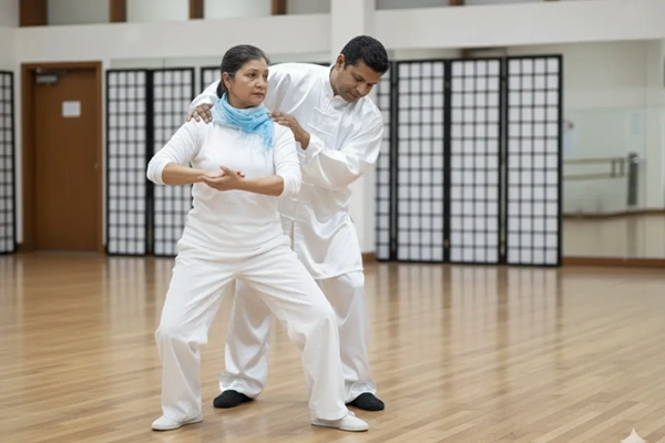 Sifu John La Touche guiando a un estudiante mayor