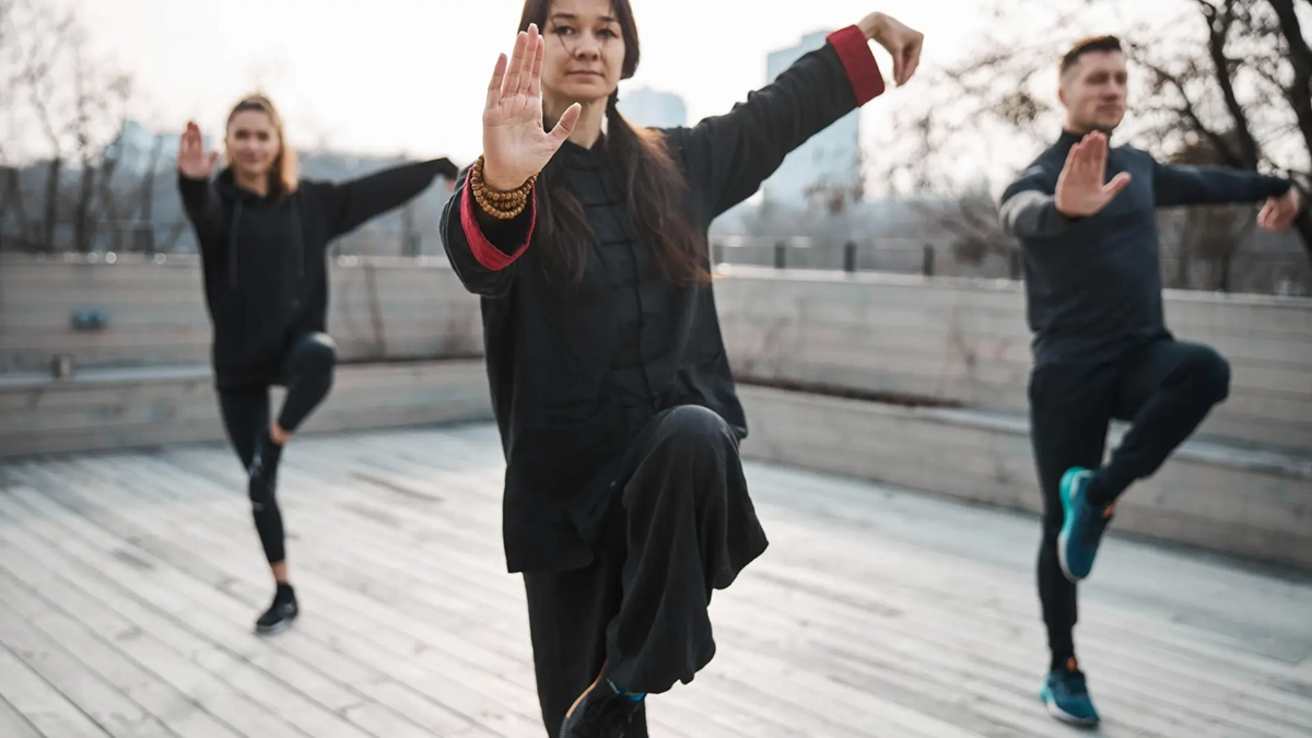 Cómo el Tai Chi Previene Caídas en Adultos Mayores
